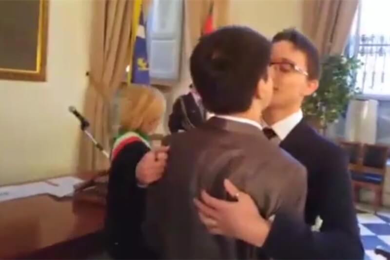 Torino, Giorgio e Niccolò protagonisti della più giovane unione civile d’Italia: il video