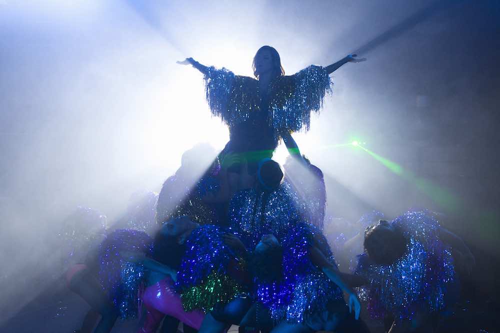 Musica e glitter contro l’odio transfobico: la clip esclusiva da film Una Donna Fantastica