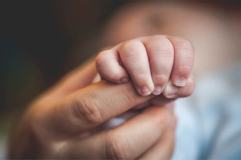 Sette coppie rifiutano l’adozione, la bimba down affidata a un papà single