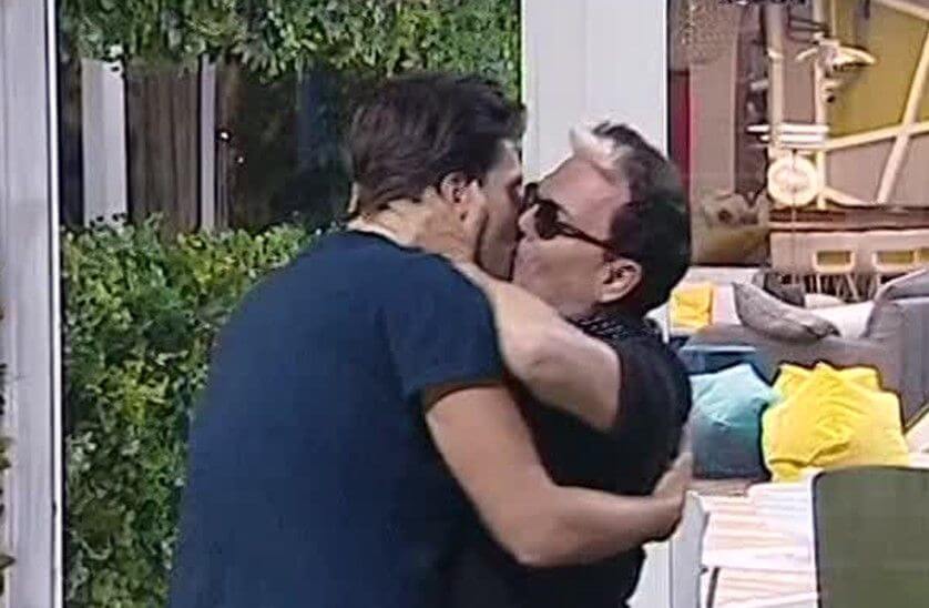 Grande Fratello Vip, Malgioglio bacia in bocca Flaherty: “Basta polemiche”