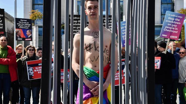 La situazione in Cecenia è stata oggetto di preoccupazione internazionale per anni, con rapporti di gravi violazioni dei diritti umani contro persone LGBTI+.