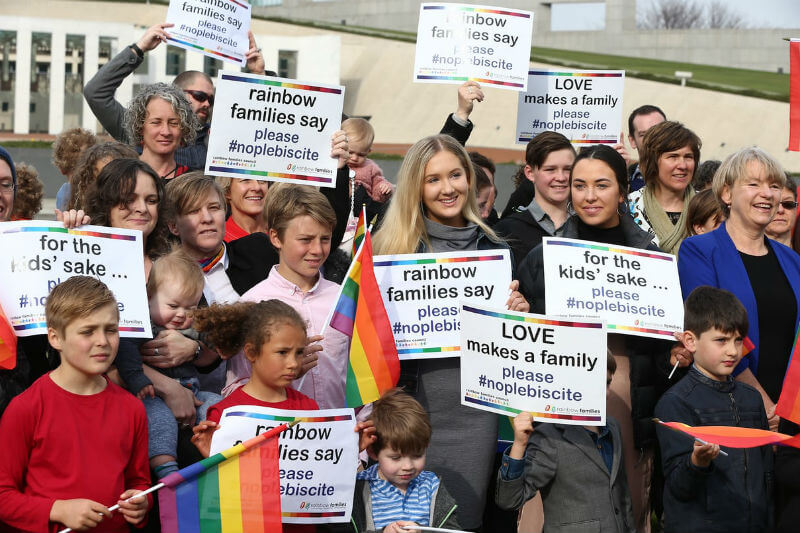 Genitori gay, i figli crescono come nelle coppie etero: il nuovo studio