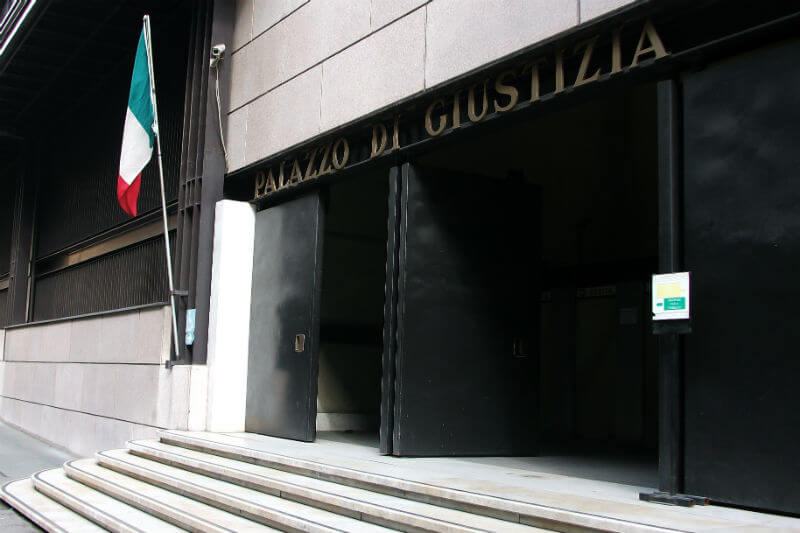 Genova, lo picchiarono perché ritenuto gay: arrivano gli sconti di pena