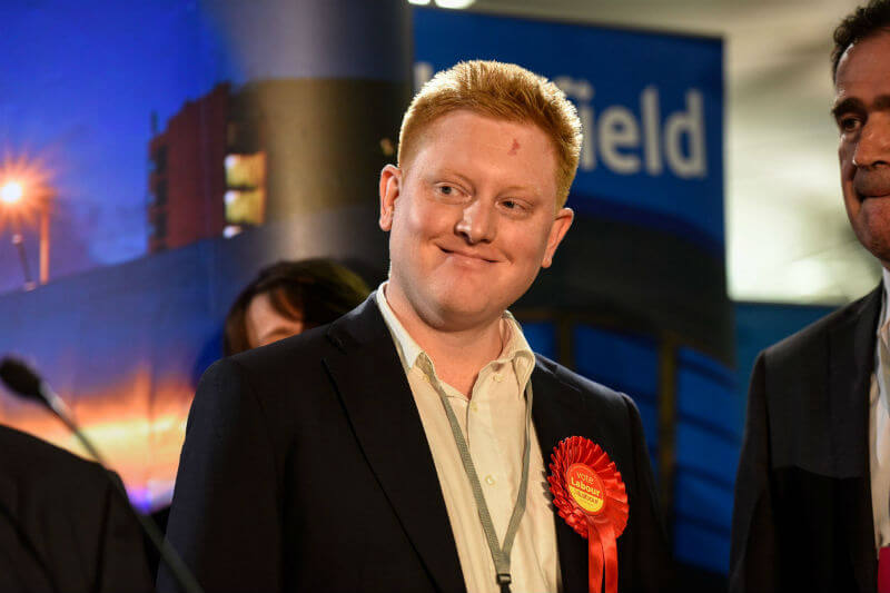 Inghilterra, omofobia e misoginia costano caro al deputato laburista Jared O’Mara