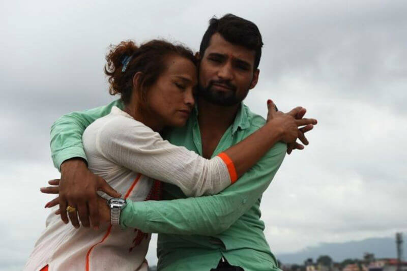 Nepal, l’amore tra Monika e Ramesh: è il primo matrimonio di una trans