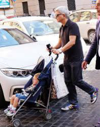 Nichi Vendola a spasso per Roma con il figlio Tobia - nichi vendola 2 - Gay.it
