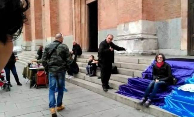 Pavia, favole LGBT ai bambini: ma il parroco li ha cacciati dal sagrato - pavia 1 1 - Gay.it