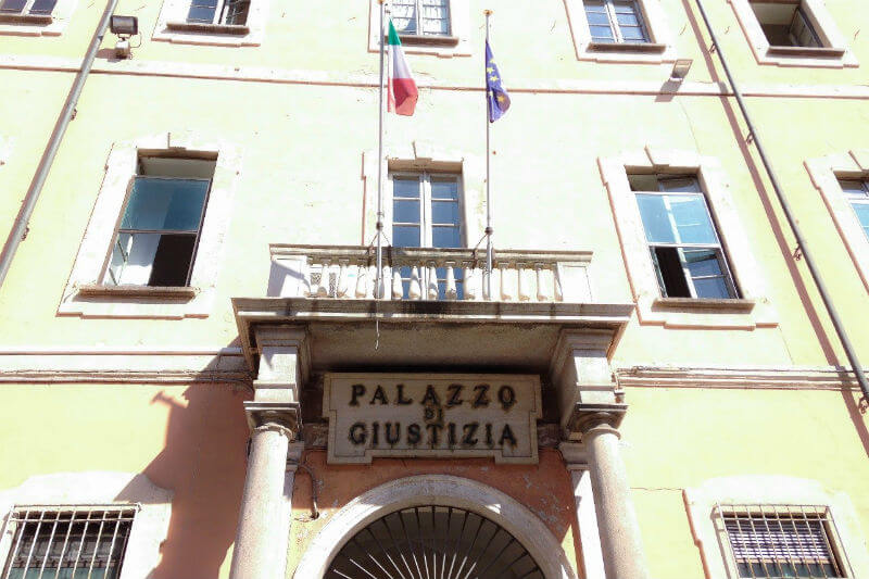 Pavia, avvocato gay si finge padre di un bimbo: a gennaio il processo