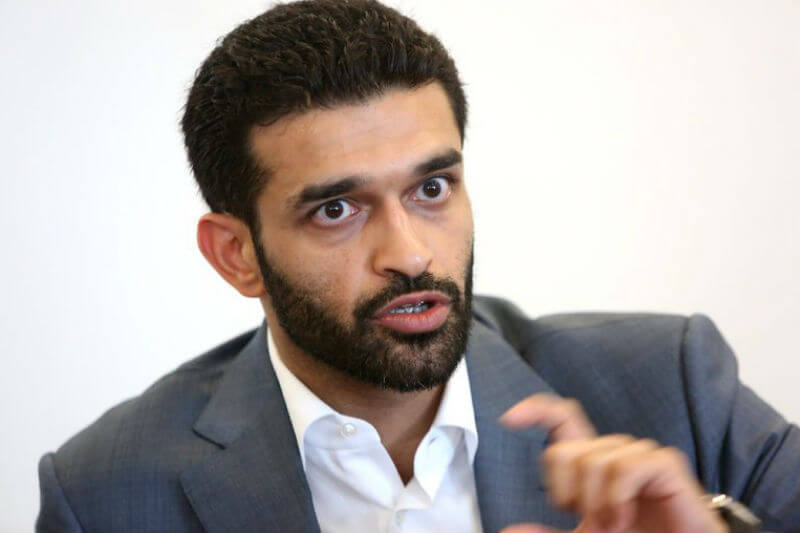 Mondiali di Calcio 2022, il Qatar: “Gay benvenuti, ma niente affetto in pubblico”