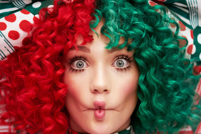 L’album natalizio di Sia: ascolta Santa’s Coming For Us, il primo singolo estratto