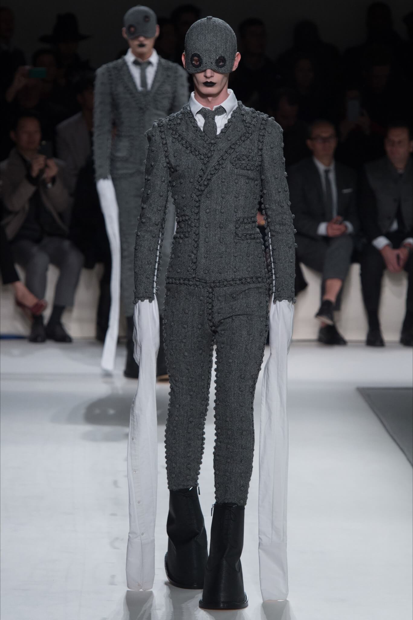 Halloween: 5 look dalle passerelle autunno-inverno - tom browne - Gay.it
