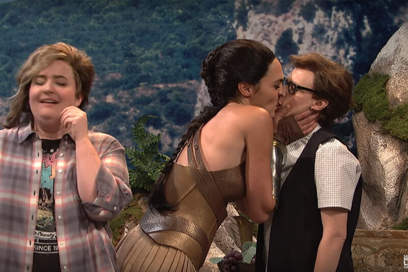 Al Saturday Night Live Wonder Woman bacia la comica lesbica Kate McKinnon