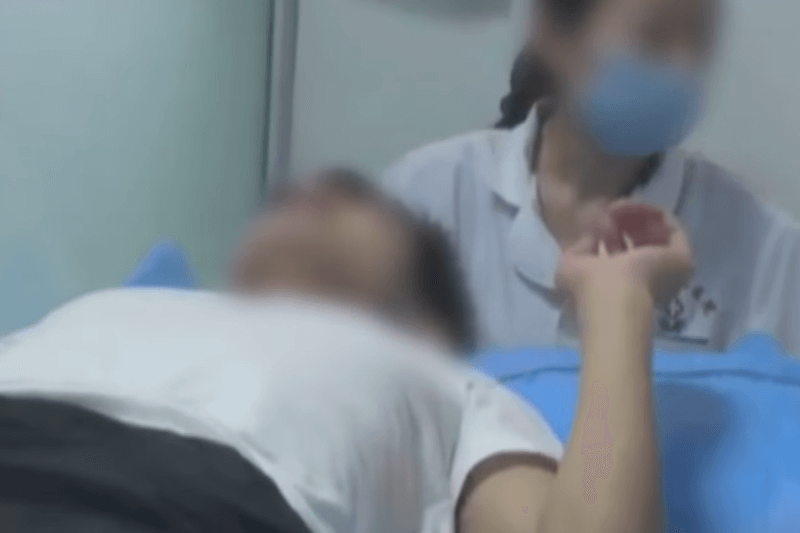 Cina, elettroshock e terapie riparative per i gay: il racconto dell’inferno