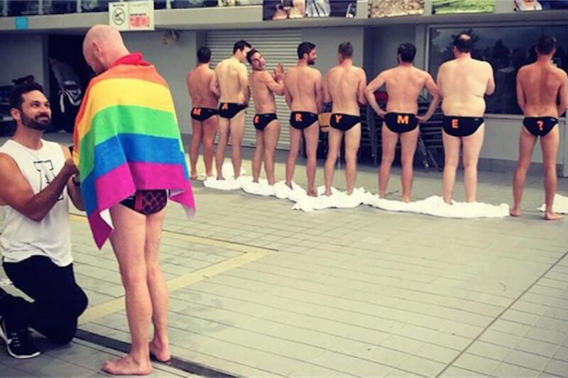 Australia, proposta di matrimonio gay tra giocatori di pallanuoto a 24 ore dal trionfo referendario - Australia dolce proposta di matrimonio gay tra giocatori di pallanuoto - Gay.it