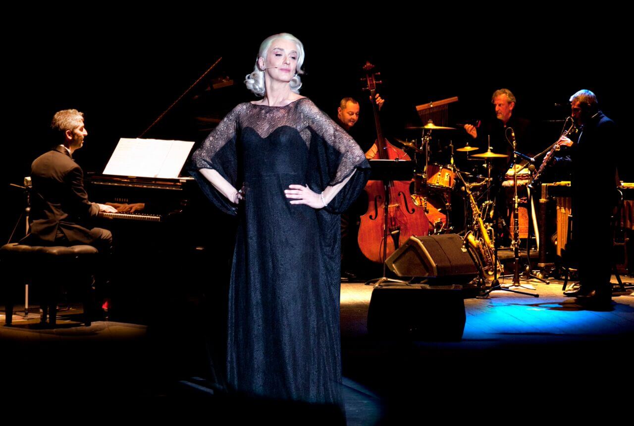 L'irriverente Drusilla Foer torna in teatro col suo recital Eleganzissima - DRUSILLAFOER live1 mid preview - Gay.it