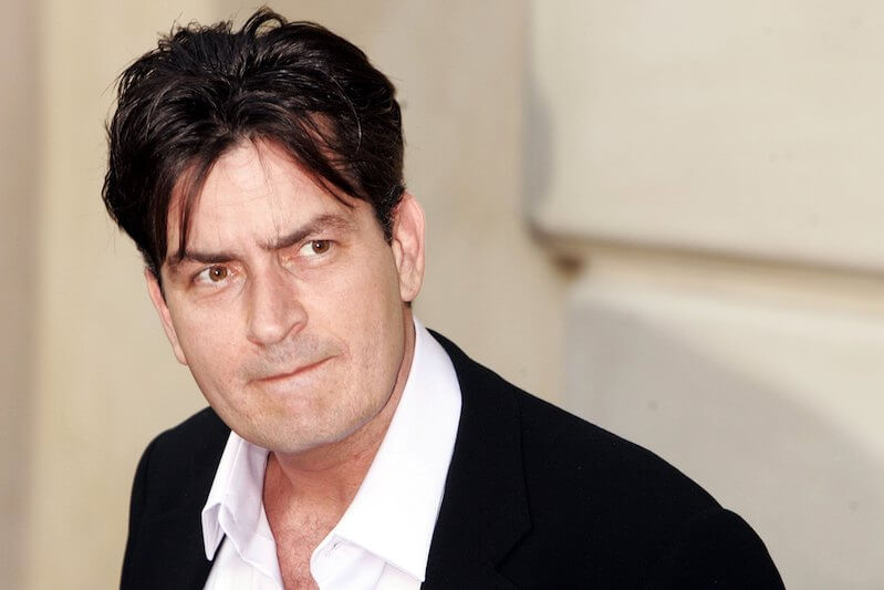 Charlie Sheen è stato accusato di aver violentato un attore di tredici anni