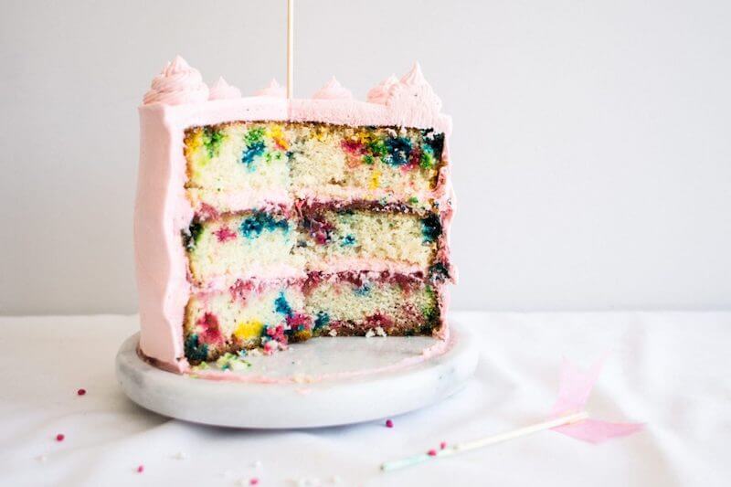 Il trend degli Unicorn Food finirà col 2017? Meglio approfittare del Natale - Roasted Strawberry and White Chocolate Rainbow Chip Cake 7 - Gay.it