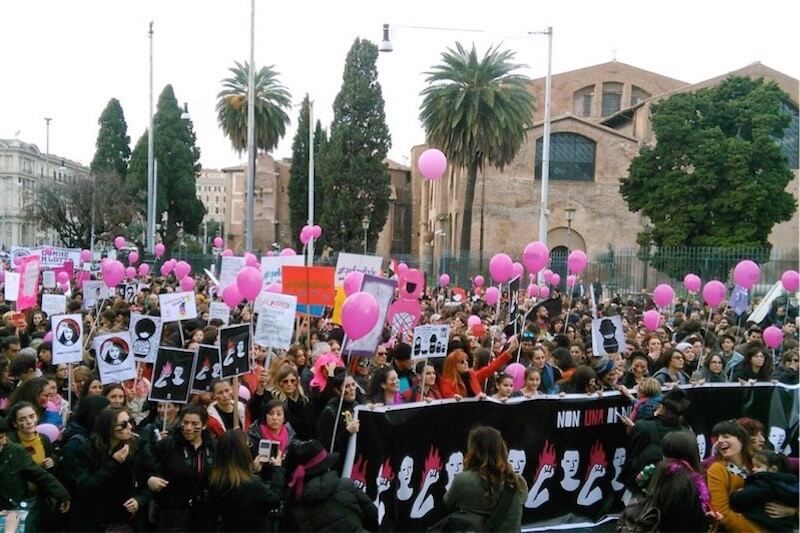 Non una di meno, in migliaia a Roma per la Giornata Internazionale contro la violenza sulle donne - Scaled Image 1 2 - Gay.it