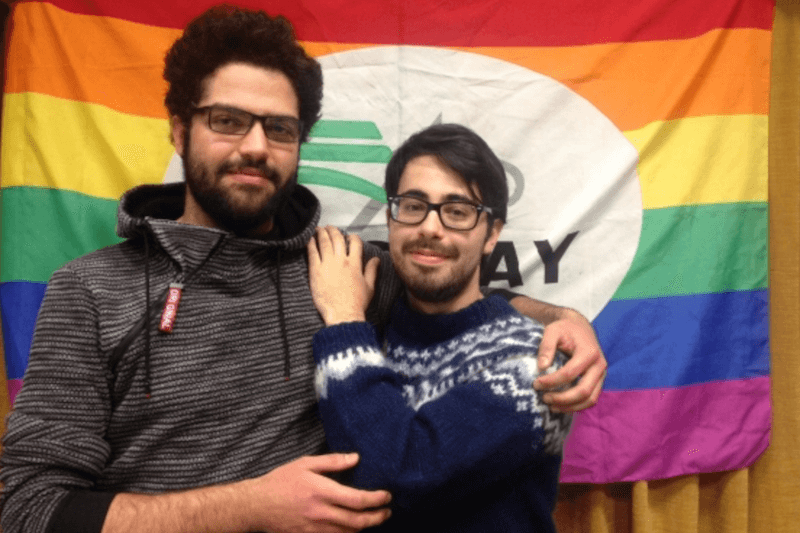 Alto Adige, coppia gay richiamata da un bagnino dopo un bacio