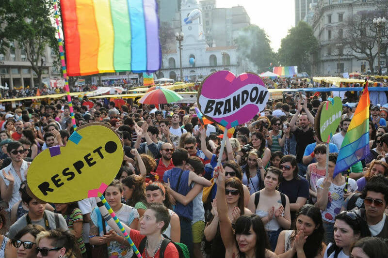 Violenza al Pride di Buenos Aires: uomo picchiato con una mazza da hockey