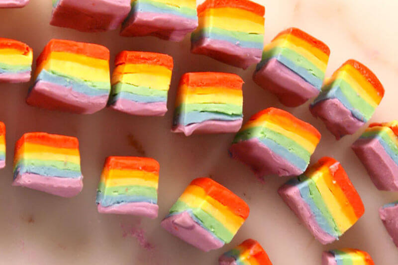 Il trend degli Unicorn Food finirà col 2017? Meglio approfittare del Natale - gallery 1499283768 delish rainbow fudge pinterest 3 - Gay.it
