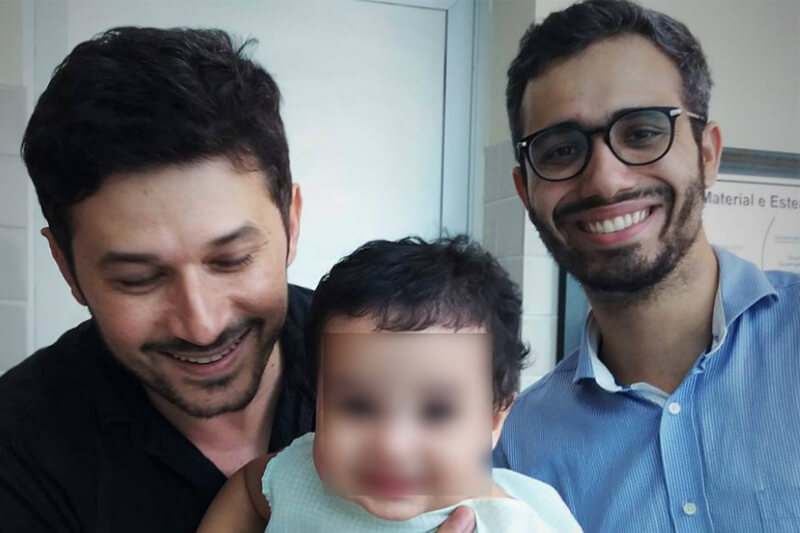 “Famiglia è amore incondizionato”: la commovente lettera di due papà al loro bambino