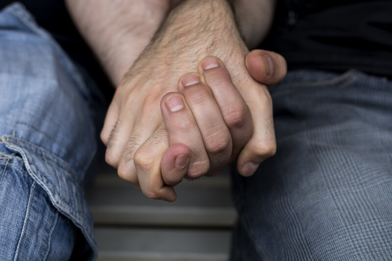 Coppia gay si tiene per mano, gli spaccano un bicchiere in faccia
