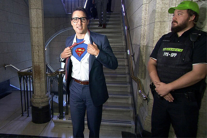 Tutti pazzi per il premier Justin Trudeau versione Superman