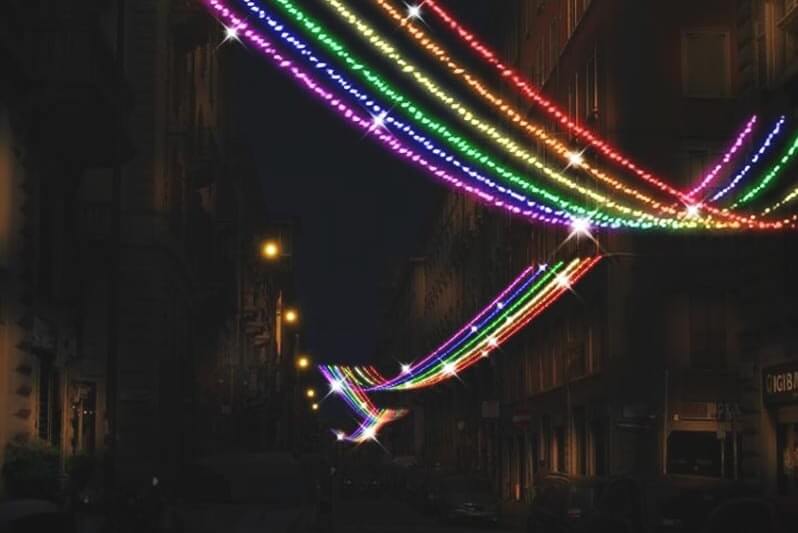 Milano, crowdfunding per le luminarie di Natale rainbow in Porta Venezia