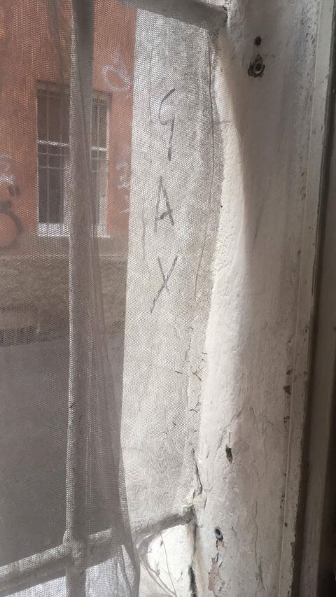 Bologna, 21enne denuncia atti vandalici omofobi: marchiate porta e finestra - foto - 24623403 968389126658897 79493600 o - Gay.it