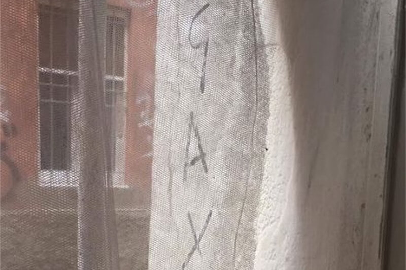 Bologna, 21enne denuncia atti vandalici omofobi: marchiate porta e finestra  – foto
