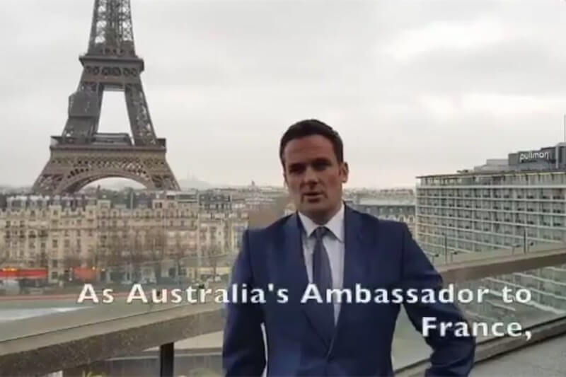Parigi, l’ambasciatore australiano al fidanzato: ‘vuoi sposarmi?’ – il video social
