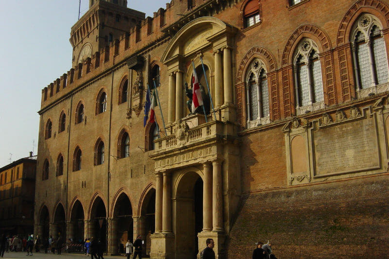 Anche Bologna vieta gli spazi comunali a organizzazioni fasciste e omofobe