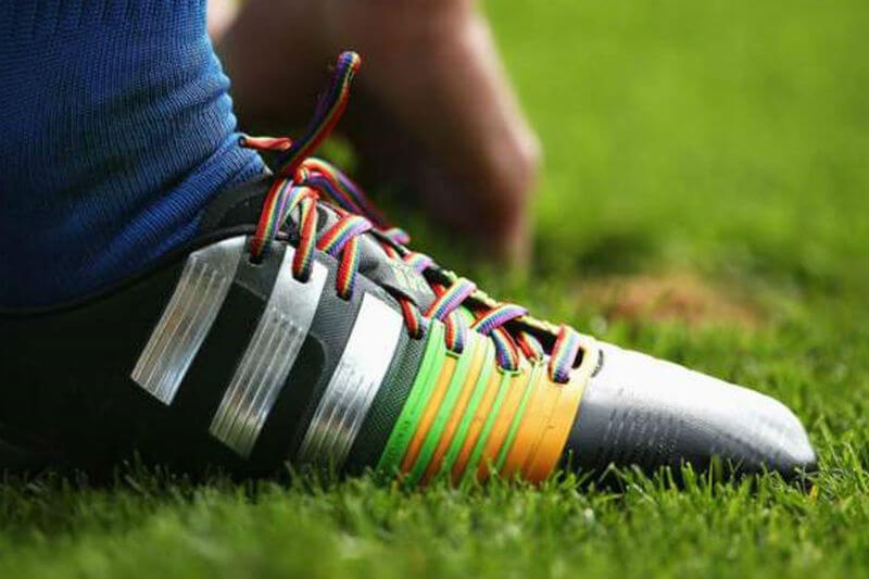 Brasile, cori omofobi allo stadio e l'arbitro sospende la partita: "Il calcio non è al di sopra della legge" - calcio 1 - Gay.it