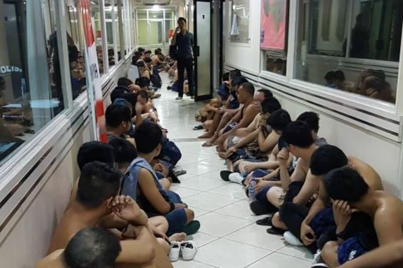Indonesia, dieci uomini gay condannati a due anni dopo il raid in spa