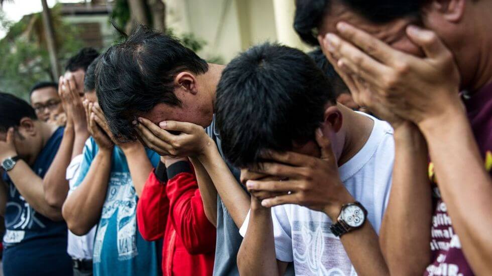 Indonesia, dieci uomini gay condannati a due anni dopo il raid in spa - indonesia 2 - Gay.it