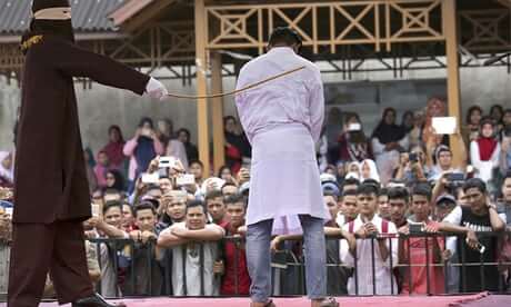 Indonesia, dieci uomini gay condannati a due anni dopo il raid in spa - indonesia 3 - Gay.it