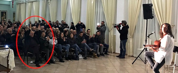 Povia, in 300 al suo concerto-convegno. E canta "Luca era gay" - povia 1 - Gay.it