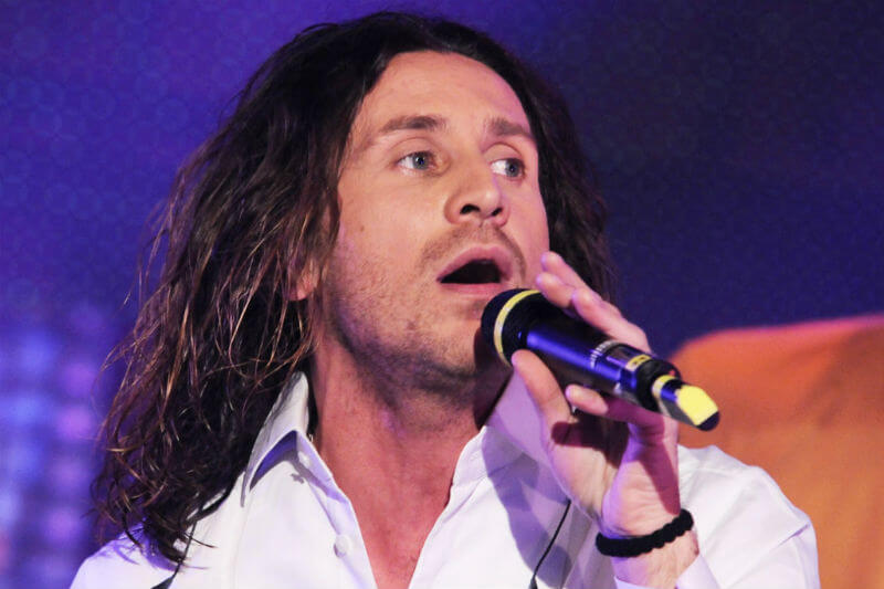 Povia, in 300 al suo concerto-convegno. E canta “Luca era gay”