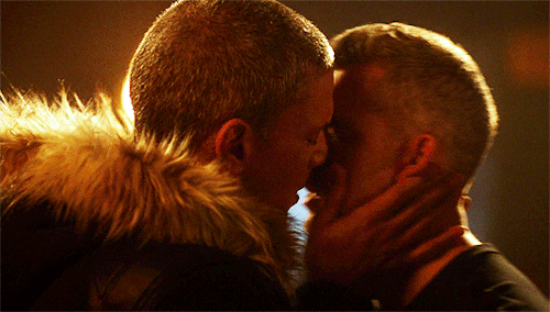 Russell Tovey e il bacio gay in Crisis on Earth X, 'è folle che nel 2017 se ne vedano così pochi' - tumblr p0arueCYRO1rsbbueo1 500 - Gay.it
