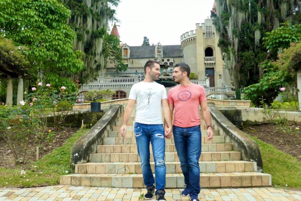 Viaggi rainbow: i Nomadic Boys si raccontano - Castillo Castle Stef Seb walking5 - Gay.it