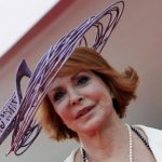 Marina_ripa_di_meana_con_cappello_inutile_2 - Thumbnail