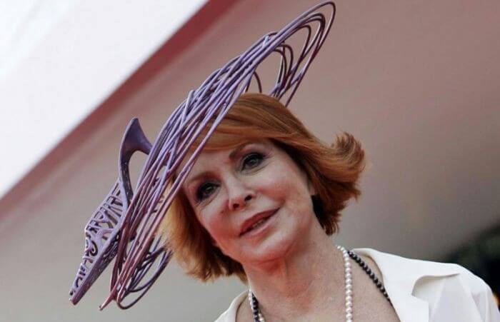 Marina_ripa_di_meana_con_cappello_inutile_2
