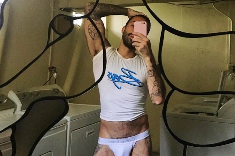 “I gay sono ovunque!”, la divertita reazione di una mamma ad un vetraio che ci prova con il figlio