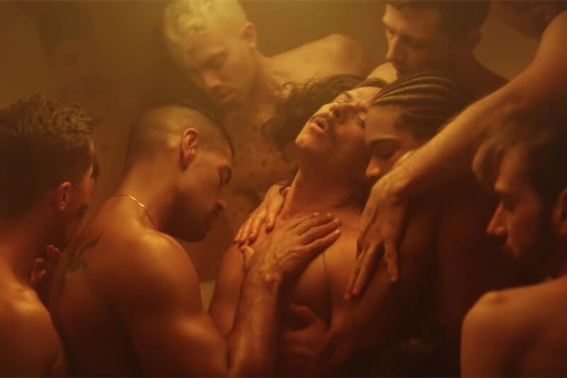 TopBrasil, un trionfo di erotismo gay nel nuovo conturbante video dei Fischerspooner