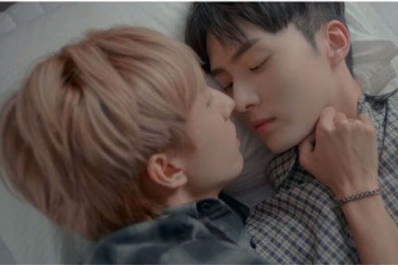 Holland, cantante coreano censurato per un bacio gay – il video di  Neverland