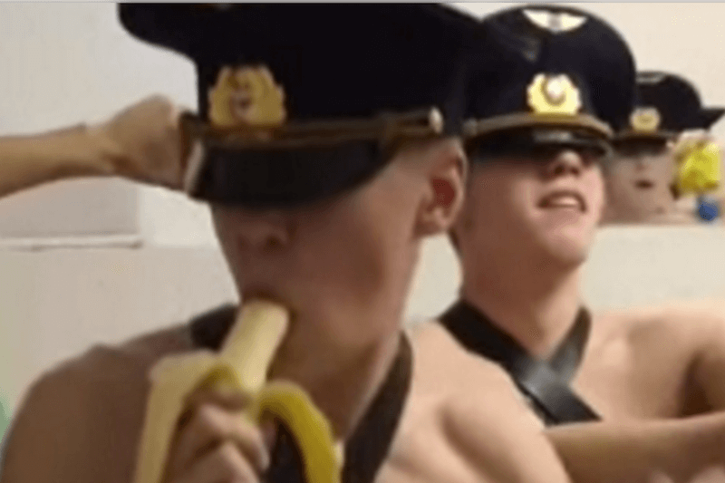 Russia, che scandalo: video a tinte gay per gli allievi piloti