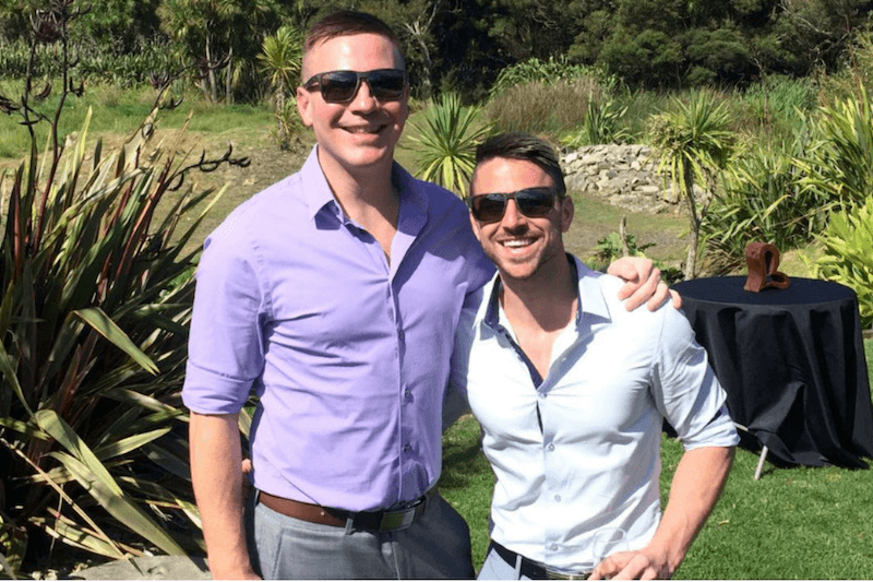 Coppia gay ordina le partecipazioni per le nozze, ricevono cartoline omofobe