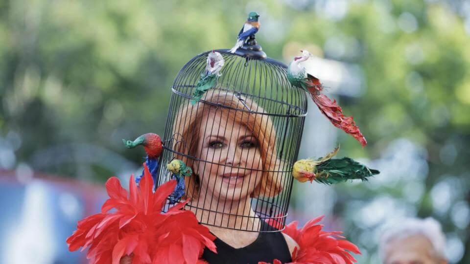 Marina Ripa di Meana: 20 cappelli indimenticabili per ricordarla - damiel11724683olna3z0vsq - Gay.it