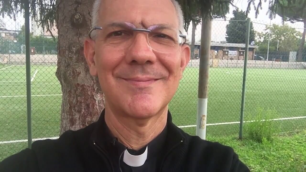 Funerali di Alex e Luca, don Mauro Leonardi: "Segno di rispetto che la Chiesa deve avere" - funerali 1 - Gay.it